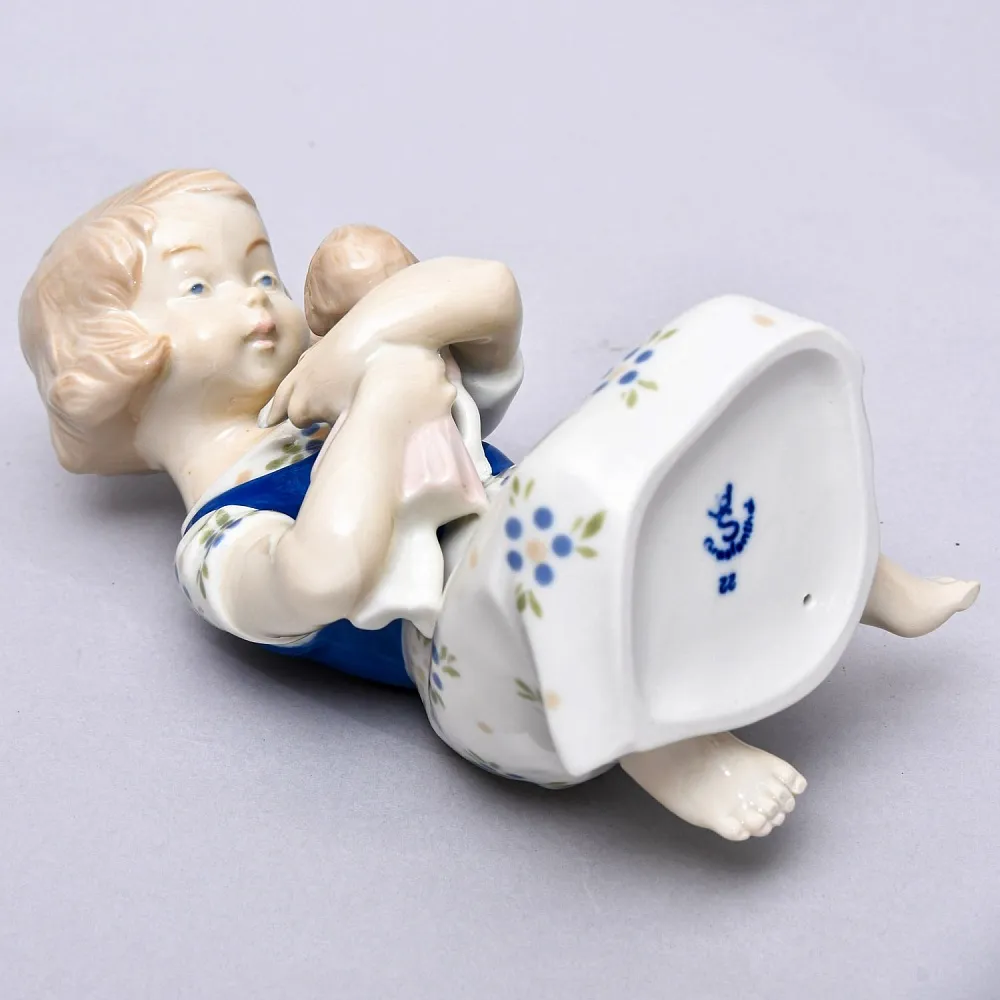 Фарфоровая статуэтка «Девочка с куклой», GRAFENTHAL / ГРАФЕНТАЛЬ Германия, 1985 - 1990 годы.