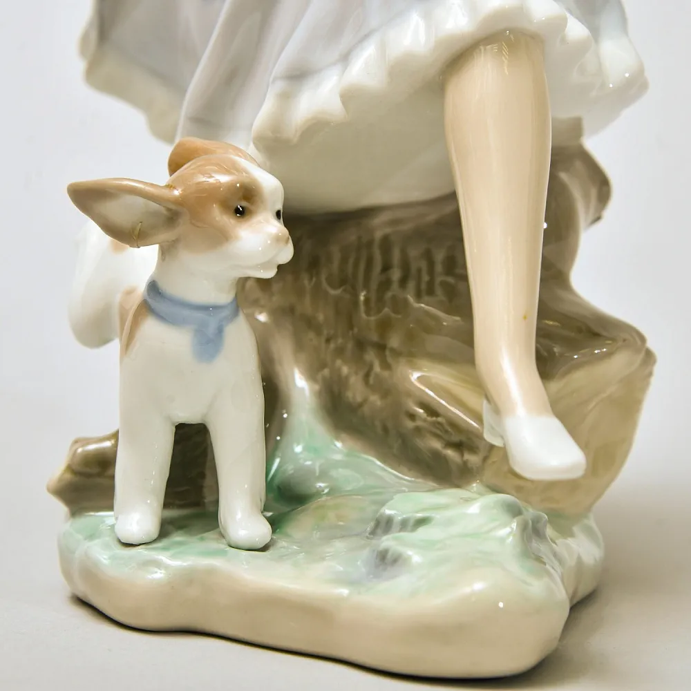 Авторская Фарфоровая Статуэтка «Девочка с цветами и cобака», Lladro Испания - 1974 год.