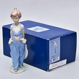 Авторская Фарфоровая статуэтка «Мальчик с цветами», Lladro Испания, 1997 год.