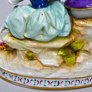 Антикварная Фарфоровая статуэтка «СВИДАНИЕ. ПТИЦА В РУКЕ», Aelteste Volkstedter Германия.