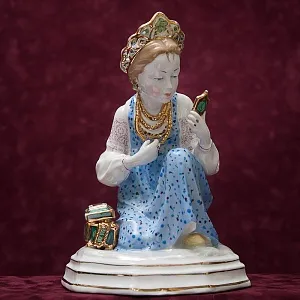 Авторская Фарфоровая статуэтка «Малахитовая шкатулка», СССР Дулево, 50-е года.