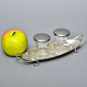 Сервировочный Набор для Специй из 2-х предметов на подставке, Англия, середина ХХ века.