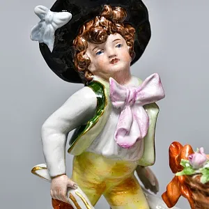 Коллекционная Фарфоровая статуэтка «Маленький Цветочник» Scheibe-Alsbach Германия.