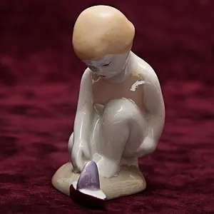 Фарфоровая статуэтка «Девочка с корабликом», СССР Сысертский фарфоровый завод, 1960 - 1977 гг. 