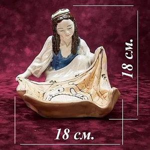 Коллекционная статуэтка - мелочевница «Узбечка с ковром», Фаянс ЗиК Конаково СССР, 1952 - 1962 годы. 