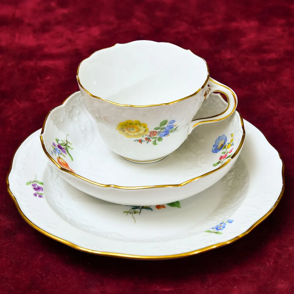 Коллекционная Фарфоровая Чайная пара + Тарелка (Тройка) из серии BLUME, MEISSEN Германия.
