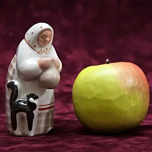 Фарфоровая статуэтка «Бабушка с котом и крынкой молока», ДФЗ Вербилки, СССР -1954–1965 годы.