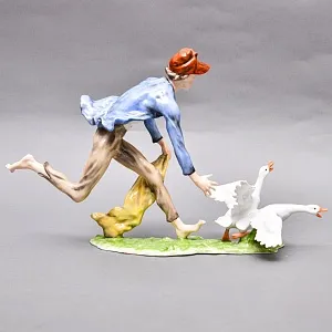 Коллекционная Фарфоровая статуэтка «Ловец гусей. Мальчик и гуси», KAISER Германия, 1979 - 1990 годы. 