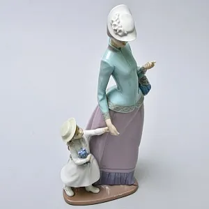 Коллекционная Фарфоровая статуэтка «На прогулке. Дама и девочка», Lladro Испания. 