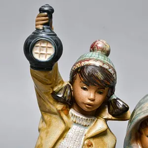 Коллекционная Фарфоровая статуэтка «Дети с фонарем», Lladro серия Грес, Испания.