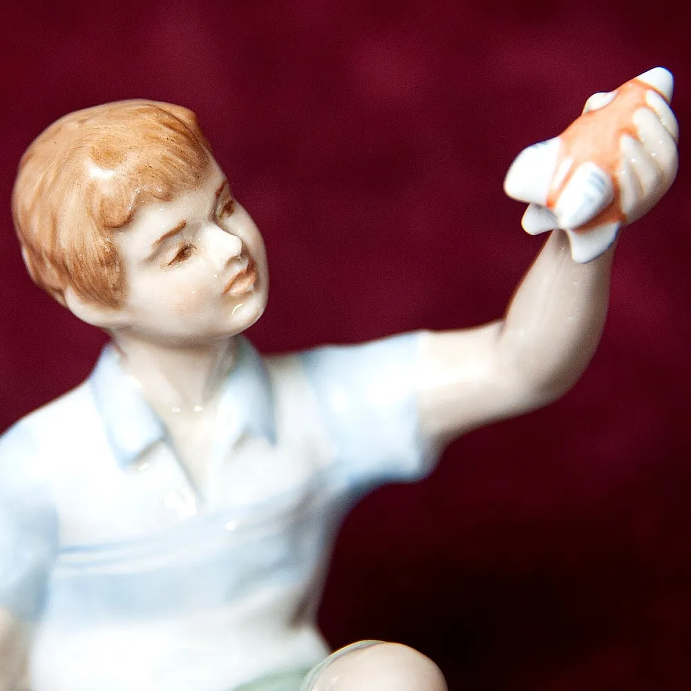 Авторская Коллекционная Фарфоровая Статуэтка «Мальчик с Ракетой», Дулёво Россия.