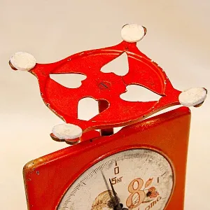 Редкость! «8-е МАРТА» Винтажные Советские Бытовые Кухонные Весы на 5 кг., СССР - 1967 год.