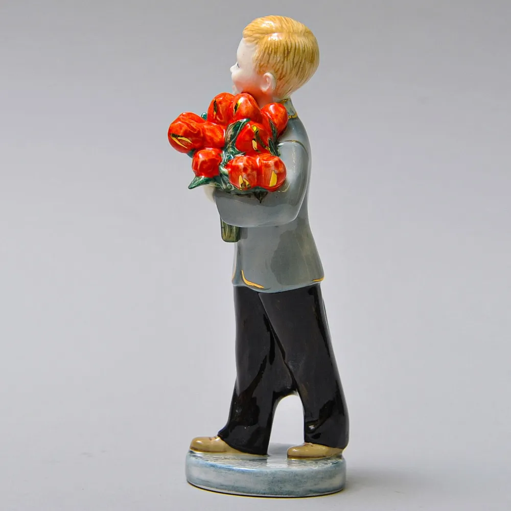Авторская Коллекционная Фарфоровая Статуэтка «Школьник с букетом тюльпанов», Россия.