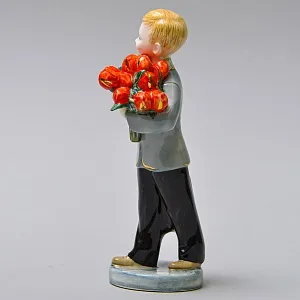 Авторская Коллекционная Фарфоровая Статуэтка «Школьник с букетом тюльпанов», Россия.