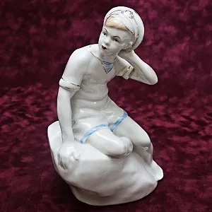 Фарфоровая Статуэтка «Петя Бачей», Городницкий Фарфоровый завод - СССР - 1957 год.