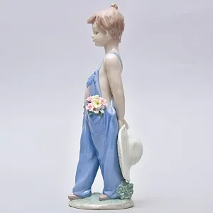 Авторская Фарфоровая статуэтка «Мальчик с цветами», Lladro Испания, 1997 год.