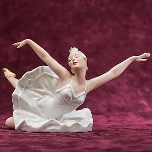 Фарфоровая статуэтка «Балерина, Танец - Лебединое озеро»,  ВАЛЕНДОРФ / WALLENDORF  Германия.