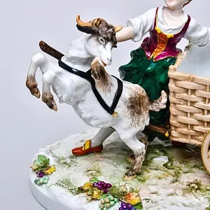Коллекционная Фарфоровая статуэтка «Сбор винограда», Германия - вторая половина ХХ века. 