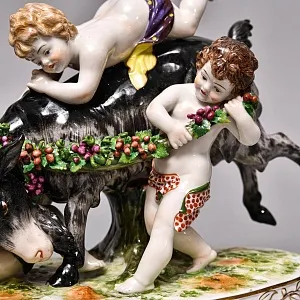  Антикварная Фарфоровая статуэтка «Три путти, играющие с козлом», Ludwigsburg Германия, 1919 - 1927 гг.