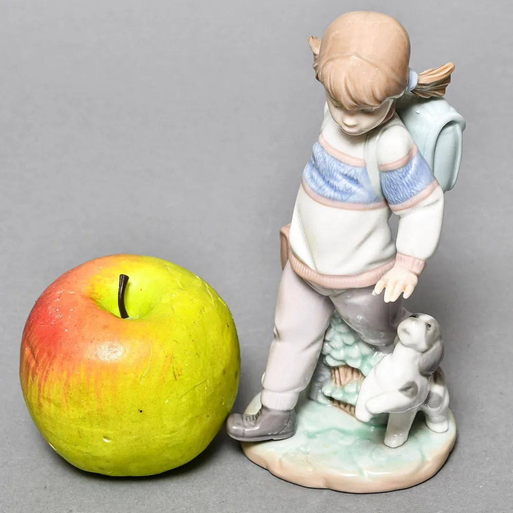 Коллекционная Фарфоровая статуэтка «Девочка и щенок идут в школу», Lladro Испания, 1993 - 1997 годы. 