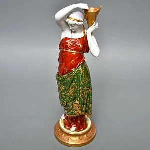 Антикварная Фарфоровая статуэтка «Девушка с кувшином», Nymphenburg Германия, начало ХХ века.