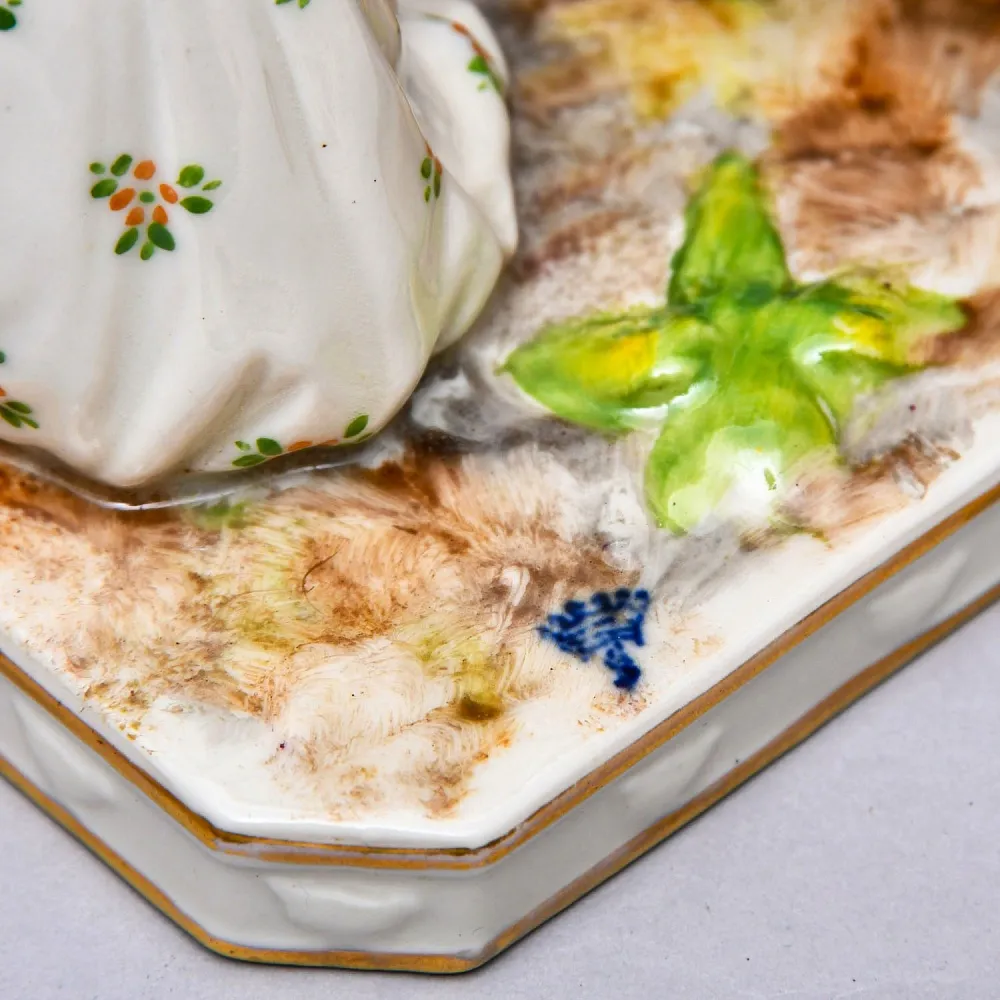 Редкость! Антикварная Фарфоровая Статуэтка «КОРМЛЕНИЕ КУР», Aсkermann & Fritze Германия.