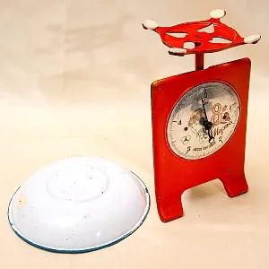Редкость! «8-е МАРТА» Винтажные Советские Бытовые Кухонные Весы на 5 кг., СССР - 1967 год.
