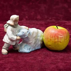 Авторская Коллекционная Фарфоровая Статуэтка «Мальчик и Снежный Медведь», Дулёво Россия.
