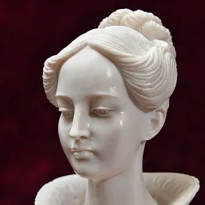 Коллекционная статуэтка - бюст «Герцогиня», Камень, Франция - середина ХХ века. 