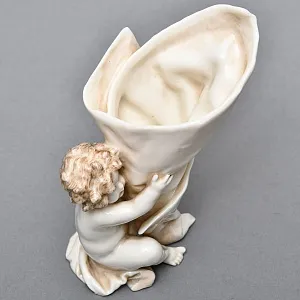 Антикварная статуэтка - салфетница «Путти с кульком», Фарфор Dressel & Kister Passau Германия.