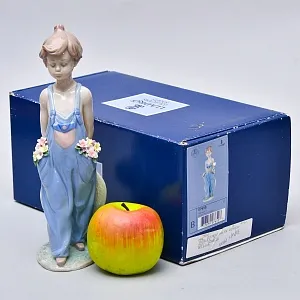 Авторская Фарфоровая статуэтка «Мальчик с цветами», Lladro Испания, 1997 год.