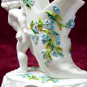 Антикварная Вазочка - Статуэтка «Путти с туфелькой», Фарфор SITZENDORF Германия 1880-1900 годы.