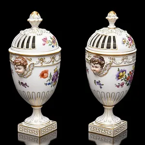 Парные Фарфоровые Вазоны - Вазы с крышками «ПУТТИ», SP Dresden / Potschappel Германия.