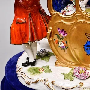 Антикварная Фарфоровая статуэтка «Дама в золотом портшезе», Carl Thieme Германия, 1864 - 1888 годы. 