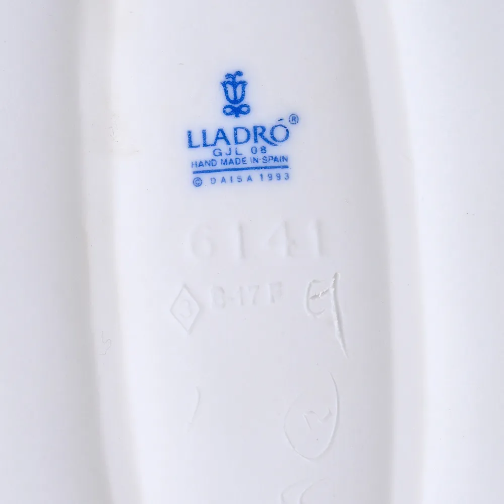 Авторская Фарфоровая статуэтка «Девочка с тележкой цветов и котятами», Lladro Испания.