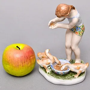 Коллекционная Фарфоровая статуэтка «Девочка с гусятами», Россия ДФЗ - Дулево. 