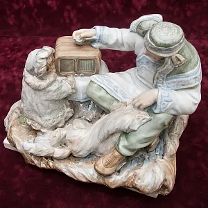 Большая Коллекционная Фарфоровая статуэтка «Дальний Север», Россия ДФЗ Дулево.