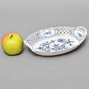 Овальное Фарфоровое блюдо - сухарница с ручками «Луковый узор», MEISSEN Германия, середина ХХ века.