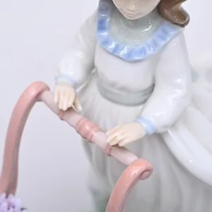 Авторская Фарфоровая статуэтка «Девочка с тележкой цветов и котятами», Lladro Испания.