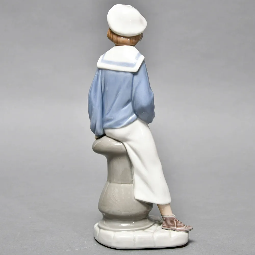 Коллекционная Фарфоровая статуэтка «Мальчик c корабликом», Lladro Испания, вторая половина ХХ века.