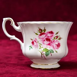 Коллекционная Фарфоровая Чайная пара «Садовая Роза», ROYAL ALBERT Англия, вторая половина ХХ века.