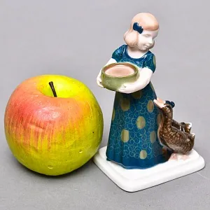  Антикварная Фарфоровая статуэтка «Девочка с утками», ROSENTHAL Германия, первая половина ХХ века.