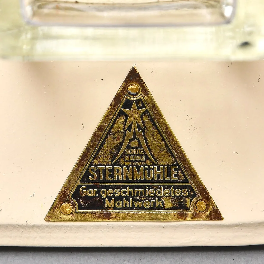 Старинная Настенная Ручная Механическая Кофемолка «Виноградная Гроздь», Голландия.