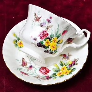 Коллекционная Фарфоровая Чайная пара «Летнее Утро», ROYAL ALBERT Англия, вторая половина ХХ века.