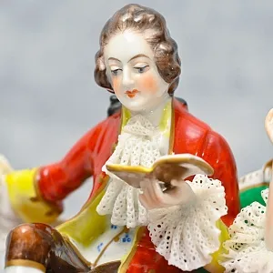 Редкость! Статуэтка «ЛЮБОВНЫЙ РОМАН», Кружевной Фарфор VOLKSTEDT, Германия - середина ХХ века.