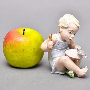 Коллекционная Фарфоровая статуэтка «Завтрак вдвоем. Девочка и птица», ROSENTHAL Германия - 1938 год. 