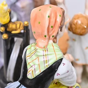 Коллекционная Фарфоровая статуэтка «Папа пришел с работы», VOLKSTEDT Германия, середина ХХ века.