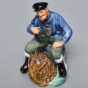 Коллекционная Фарфоровая статуэтка «Рыбак с омаром», Royal Doulton Ангия, 1963 - 1994 годы. 