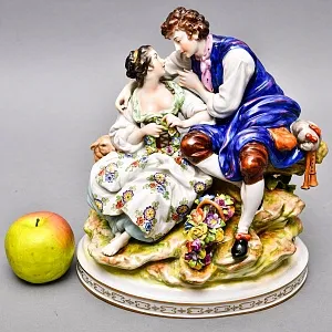 Антикварная Фарфоровая статуэтка «Влюбленные», VOLKSTEDTER Германия, конец ХIX - начало ХХ века.