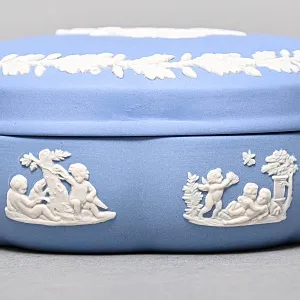 Шкатулка - Бонбоньерка «Колесница», фарфор ВЕДЖВУД / WEDGWOOD, Англия, вторая половина ХХ века.